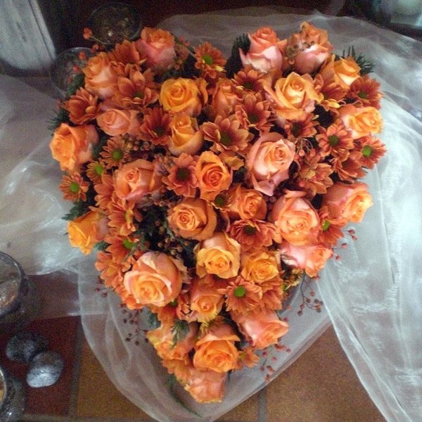 Trauerherz orange Rosen und Chrysanthemen Bild 1